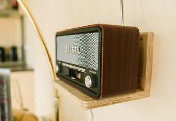Retro houten radio aan de muur in Huus van Hanse, De Klepperstee vakantiepark, Nederland.