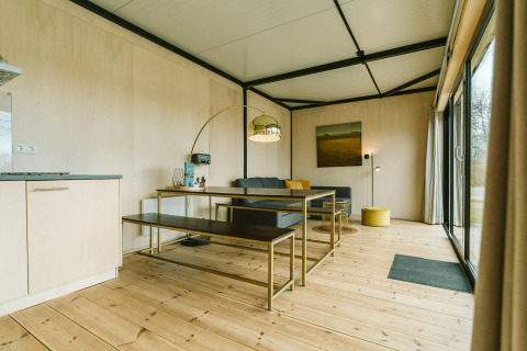 Modern interieur van Huus van Hanse, een natuurhuisje op De Klepperstee in Nederland, houten details.