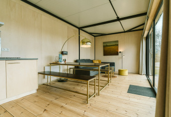 Interior moderno de Huus van Hanse, una casa natural en el parque De Klepperstee, Países Bajos.