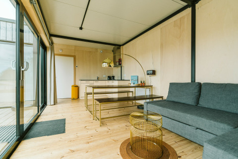 Salon moderne et lumineux à Huus van Hanse, maison nature au parc De Klepperstee, Pays-Bas.