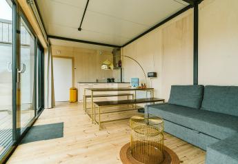 Lichte, moderne leefruimte in Huus van Hanse, natuurhuis op De Klepperstee vakantiepark, Nederland.