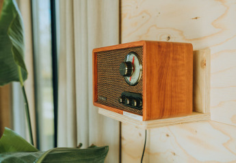 Vintage houten radio aan de muur in Duunroos-lodge, Holiday park De Klepperstee, Nederland.