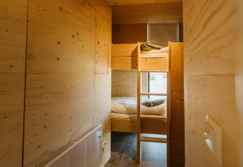 Houten stapelbedden in de Kleproos lodge bij vakantiepark De Klepperstee in Nederland, sfeervol ingericht.
