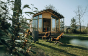 Wikkelhouse Bear, una casa natural en Holiday park De Klepperstee, Países Bajos, con sillas exteriores.