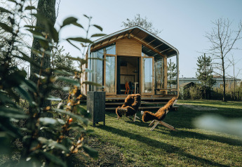 Wikkelhouse Bear, een natuurhuisje op vakantiepark De Klepperstee in Nederland met buitenstoelen.