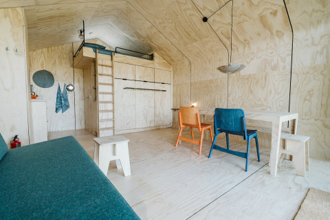 Moderne, minimalistisk indretning i Wikkelhouse Bear, et naturhus i De Klepperstee, Holland.