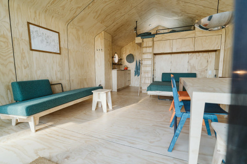 Modern en licht interieur van het Wikkelhouse Bear natuurhuis op Vakantiepark De Klepperstee in Nederland.