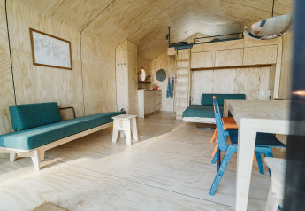 Moderne og lys interiør af Wikkelhouse Bear naturhus ved Holiday park De Klepperstee i Holland.