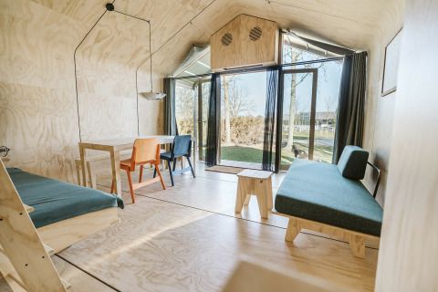 Lichte en gezellige leefruimte in Wikkelhouse Bear bij Holiday park De Klepperstee in Nederland.