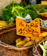 Patatas frescas y verduras en cestas en un mercado cerca de Eco domaine Le Camp en Occitanie, Francia.
