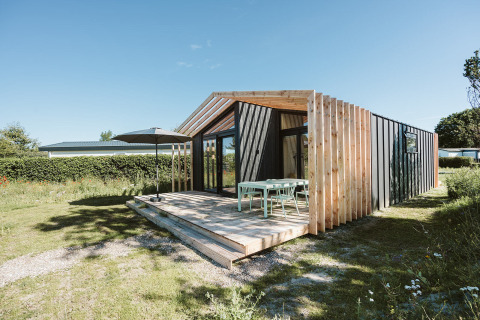 Moderne træhytte ved De Klepperstee feriested i Holland med udendørs terrasse og have.