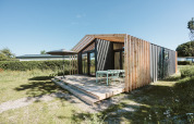 Modernes Ferienhaus aus Holz im De Klepperstee Ferienpark in den Niederlanden mit Terrasse.