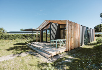 Moderne houten natuurhuis op vakantiepark De Klepperstee in Nederland met ruime veranda.