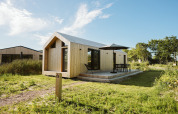 Casa pequeña moderna de madera en Holiday park De Klepperstee, Melle, Países Bajos, con terraza y muebles