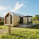 Tiny house moderne en bois au parc De Klepperstee à Melle, Pays-Bas, avec terrasse et mobilier de jardin