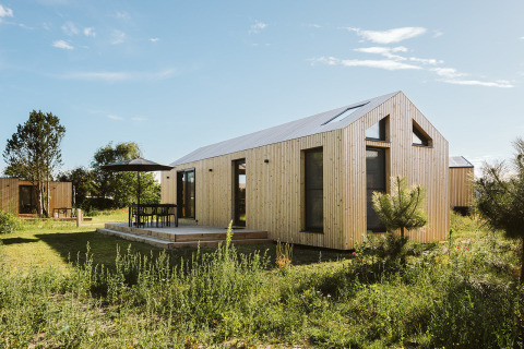 Tiny house moderne au parc De Klepperstee à Melle, Pays-Bas, avec façade et terrasse en bois.
