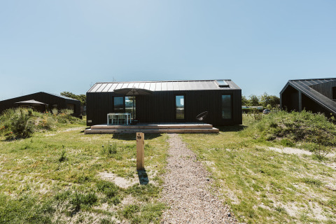 Modernes Tiny House Est im Ferienpark De Klepperstee in den Niederlanden mit Außenterrasse.