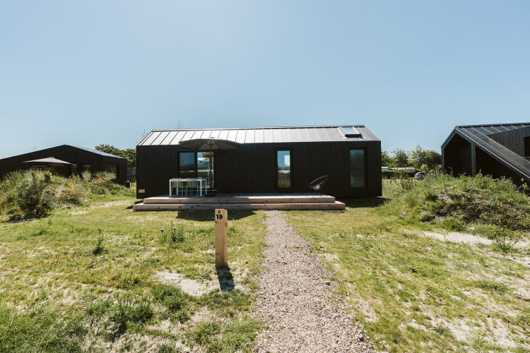 Casa diminuta Est moderna en Holiday park De Klepperstee, Países Bajos, rodeada de áreas verdes.