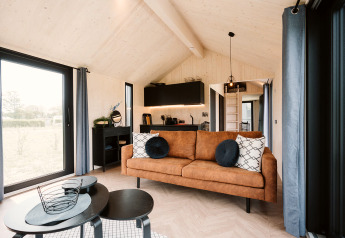 Maison tiny house Est au parc de vacances De Klepperstee, Pays-Bas, avec salon moderne et lumineux.
