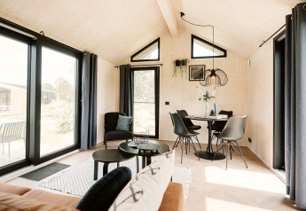 Intérieur lumineux et moderne d’une tiny house Est au Holiday park De Klepperstee, Pays-Bas.