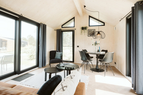 Interior luminoso y moderno de la tiny house Est en Holiday park De Klepperstee, Países Bajos.