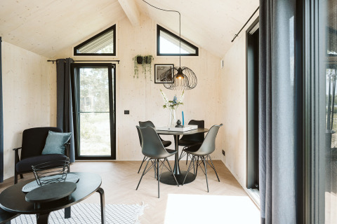 Moderne, lichte woon- en eethoek in tiny house Est op vakantiepark De Klepperstee, Nederland.