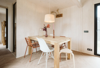 Zona pranzo scandinava in una tiny house al Holiday park De Klepperstee nei Paesi Bassi.