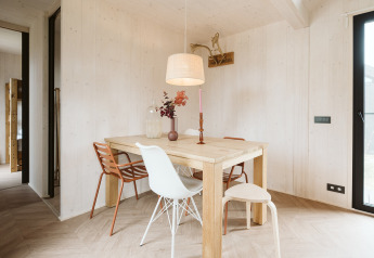 Moderne Scandinavische eetplek in een tiny house bij Holiday park De Klepperstee in Nederland.