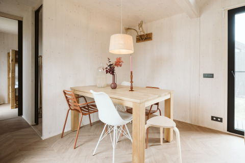 Moderne Scandinavische eethoek in een tiny house bij Holiday park De Klepperstee in Nederland.