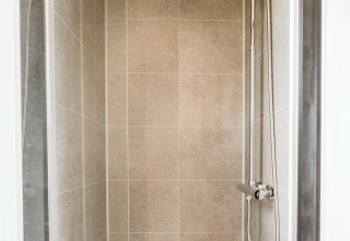 Moderne douche met regendouche en handdouche in Scandic tiny house bij De Klepperstee, Nederland.