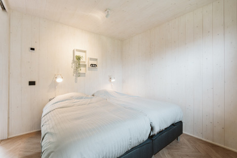 Lyst og moderne soveværelse i Tiny Rebel, Holiday park De Klepperstee, med to enkeltsenge i Holland.