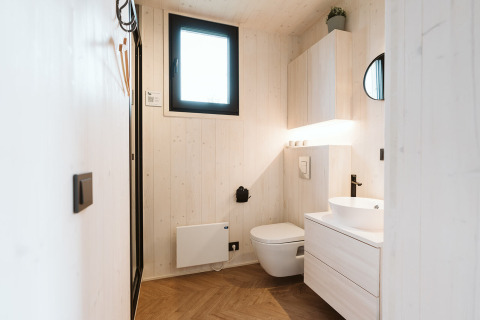 Salle de bains moderne et minimaliste dans la Tiny Rebel au Holiday park De Klepperstee, Pays-Bas.