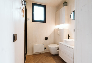 Salle de bains moderne et minimaliste dans la Tiny Rebel au Holiday park De Klepperstee, Pays-Bas.