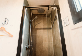 Douche moderne avec porte en verre dans Tiny Rebel, parc De Klepperstee, Pays-Bas.