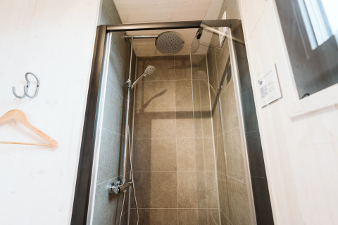 Douche moderne avec porte en verre dans Tiny Rebel, parc De Klepperstee, Pays-Bas.