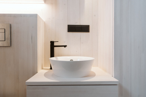 Lavabo moderno con rubinetto nero nella Tiny Rebel al Holiday park De Klepperstee, Paesi Bassi.