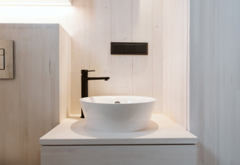 Lavabo moderne avec robinet noir au Tiny Rebel, Holiday park De Klepperstee, aux Pays-Bas.