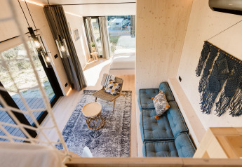 Intérieur moderne et lumineux du tiny house Backer au Holiday park De Klepperstee, aux Pays-Bas.