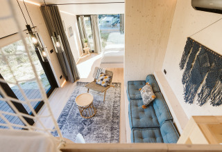 Interior moderno y luminoso de una tiny house llamada Backer en Holiday park De Klepperstee, Países Bajos.