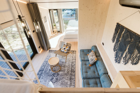 Interior moderno y luminoso de una tiny house llamada Backer en Holiday park De Klepperstee, Países Bajos.