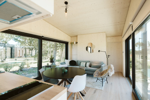 Moderne lodge met grote ramen en stijlvolle inrichting bij Eden in vakantiepark De Klepperstee, Nederland.