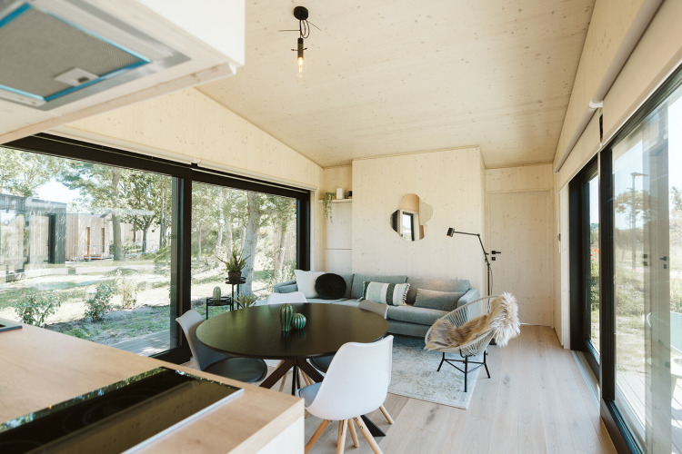 Modern eingerichtete Lodge mit großen Fenstern im Eden, Ferienpark De Klepperstee in den Niederlanden.