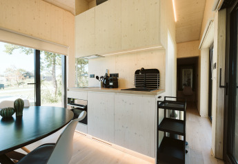 Heldere, moderne keuken en eetruimte in Eden lodge op Holiday park De Klepperstee in Nederland.
