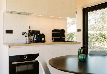 Coin cuisine moderne dans la lodge Eden au Holiday park De Klepperstee, Pays-Bas, avec vue sur la nature.