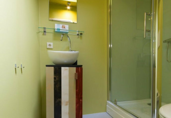 Bagno moderno in una tiny house Trek-in a Beerze Bulten, Paesi Bassi, con doccia e mobile lavabo colorato.