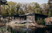 Luxury Family Water Lodge con jacuzzi en Soof Retreats, Países Bajos, rodeada de bosque y estanque natural.