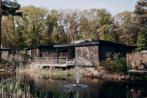 Luxe Family Water Lodge met bubbelbad bij Soof Retreats in Nederland, aan het water en omgeven door bos.