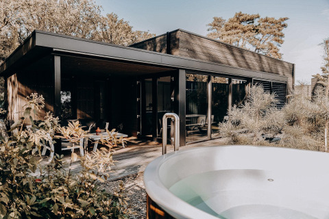 Lujosa cabaña familiar con terraza y jacuzzi privado al aire libre en Soof Retreats, Países Bajos, rodeada de naturaleza.