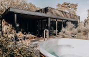 Lujosa cabaña familiar con terraza y jacuzzi privado al aire libre en Soof Retreats, Países Bajos, rodeada de naturaleza.