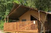 Safari-telt med sanitære faciliteter og træterrasse, Camping Mar y Sierra, omgivet af natur i Italien.